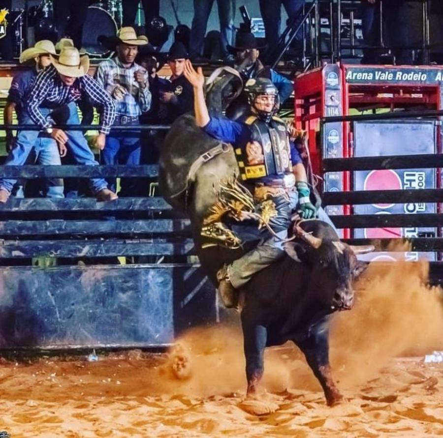 Vídeo: peão de Camapuã é campeão de rodeio em SP e fatura R$ 10