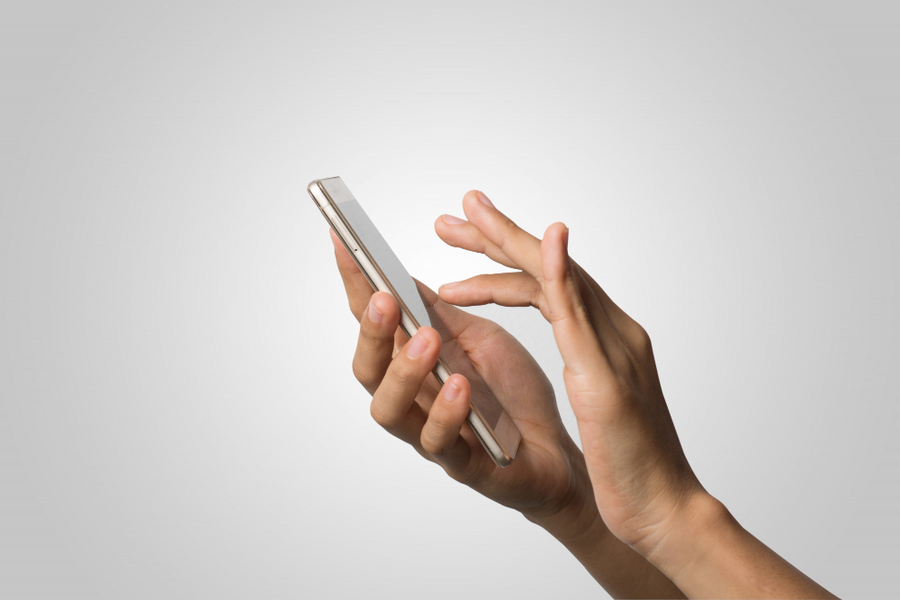 Center mulher mao segurando telefone tela vazia tela copie o espaco hand holding smartphone isolado no fundo branco