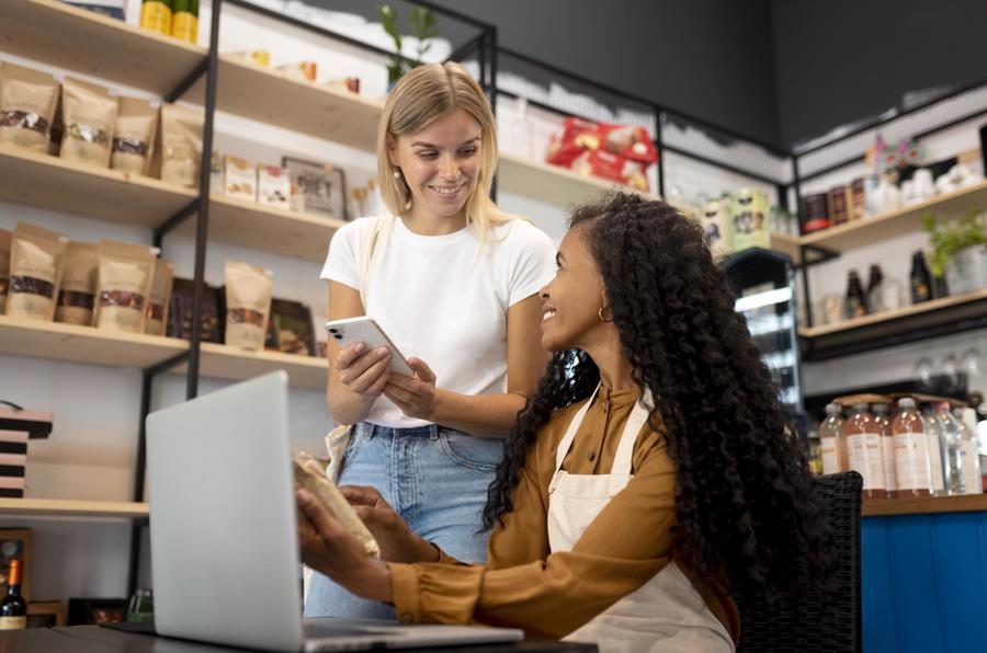 Center mulheres sorridentes de tiro medio com dispositivos