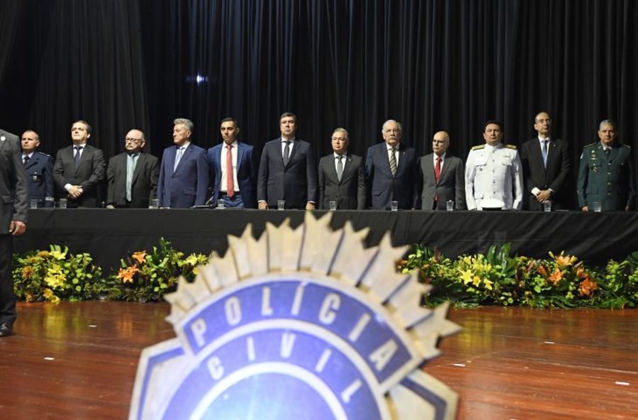 Center governador participa da entrega de medalhas de merito da policia civil foto bruno rezende 08 730x480