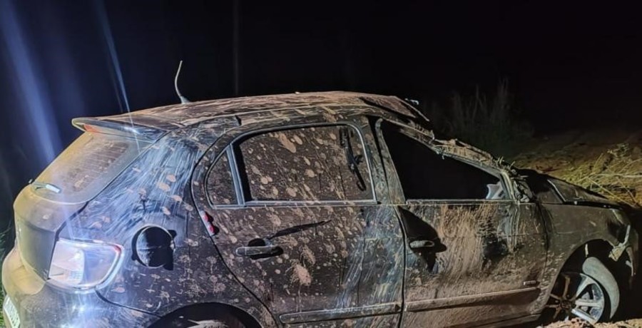 Carro da Argentina sai da pista e bate em barranco na BR-282 em Irani