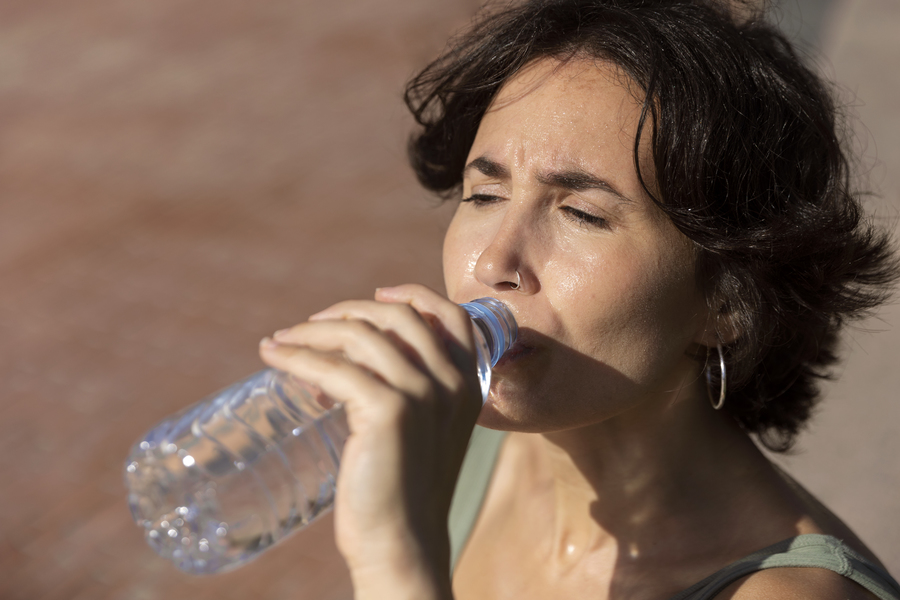 Center mulher mais velha lutando com alta temperatura