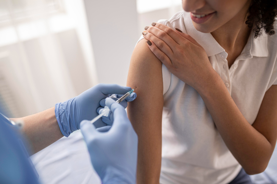 Center medico vacinando um paciente em uma clinica