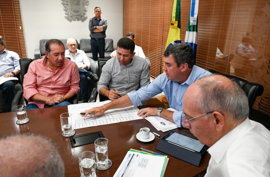 Center governador recebe o prefeito aldenir barbosa guga de novo horizonte do sul foto bruno rezende 01 730x480